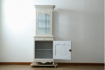 フランスアンティーク　ペイント　繊細なレリーフ彫刻が美しい三面ガラスの縦型キャビネット　(R-086901)