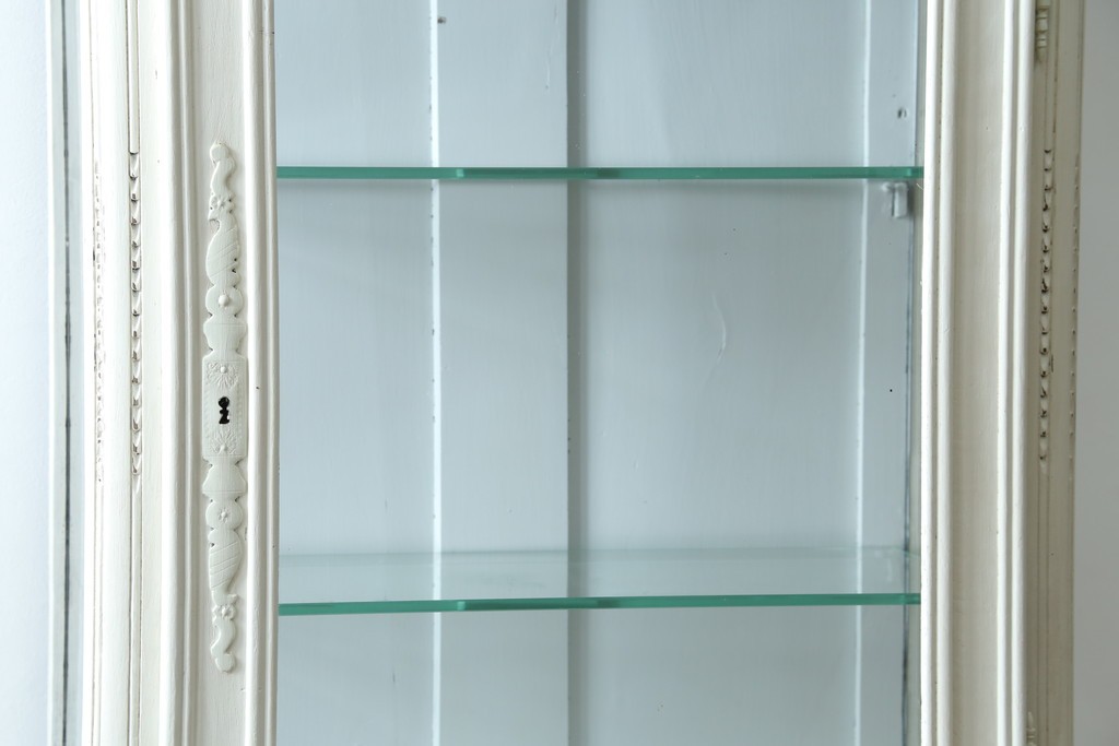 フランスアンティーク　ペイント　繊細なレリーフ彫刻が美しい三面ガラスの縦型キャビネット　(R-086901)