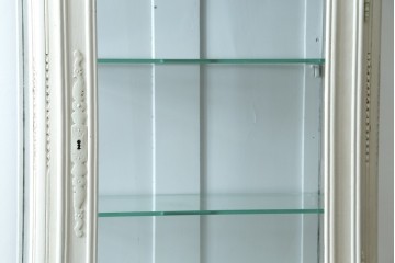 フランスアンティーク　ペイント　繊細なレリーフ彫刻が美しい三面ガラスの縦型キャビネット　(R-086901)