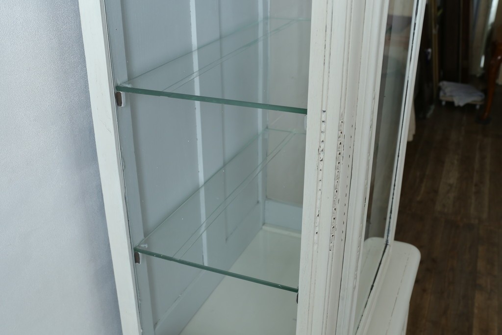 フランスアンティーク　ペイント　繊細なレリーフ彫刻が美しい三面ガラスの縦型キャビネット　(R-086901)