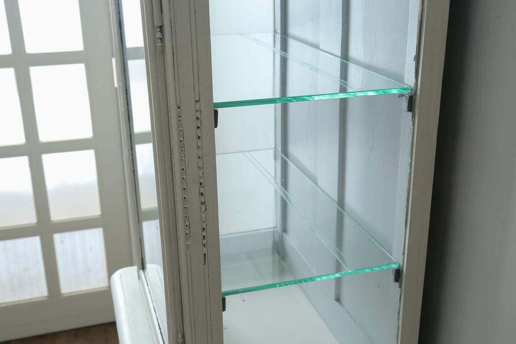 フランスアンティーク　ペイント　繊細なレリーフ彫刻が美しい三面ガラスの縦型キャビネット　(R-086901)