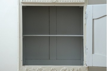 フランスアンティーク　ペイント　繊細なレリーフ彫刻が美しい三面ガラスの縦型キャビネット　(R-086901)