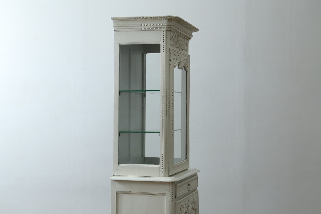 フランスアンティーク　ペイント　繊細なレリーフ彫刻が美しい三面ガラスの縦型キャビネット　(R-086901)