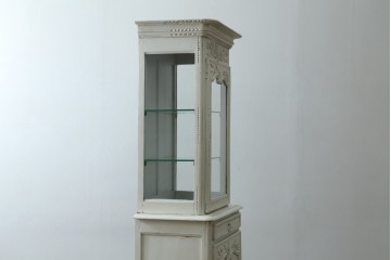 フランスアンティーク　ペイント　繊細なレリーフ彫刻が美しい三面ガラスの縦型キャビネット　(R-086901)