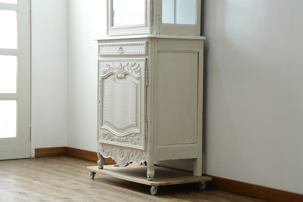 フランスアンティーク　ペイント　繊細なレリーフ彫刻が美しい三面ガラスの縦型キャビネット　(R-086901)