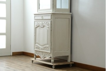 フランスアンティーク　ペイント　繊細なレリーフ彫刻が美しい三面ガラスの縦型キャビネット　(R-086901)