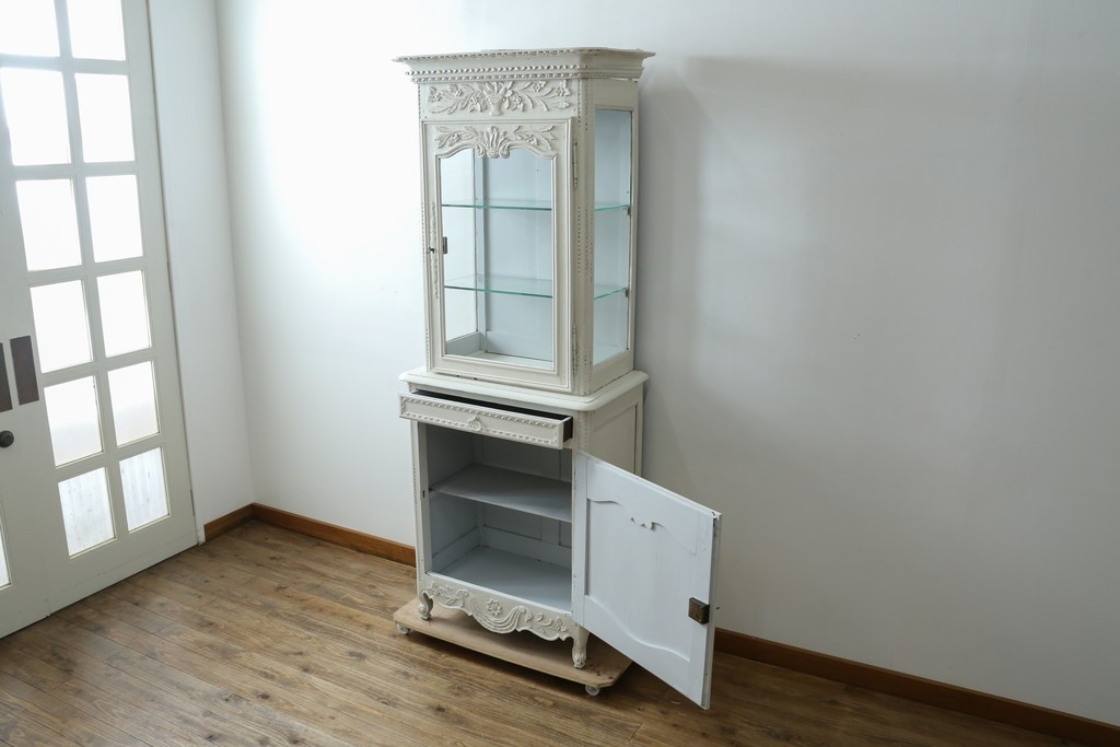 フランスアンティーク　ペイント　繊細なレリーフ彫刻が美しい三面ガラスの縦型キャビネット　(R-086901)