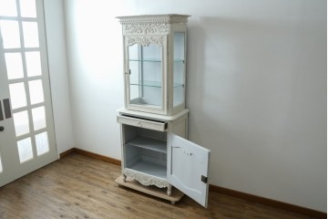 フランスアンティーク　ペイント　繊細なレリーフ彫刻が美しい三面ガラスの縦型キャビネット　(R-086901)