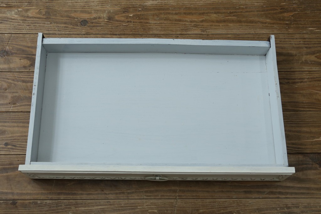 フランスアンティーク　ペイント　繊細なレリーフ彫刻が美しい三面ガラスの縦型キャビネット　(R-086901)