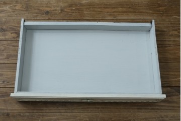 フランスアンティーク　ペイント　繊細なレリーフ彫刻が美しい三面ガラスの縦型キャビネット　(R-086901)