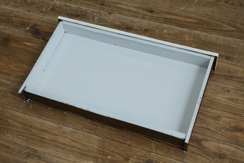 フランスアンティーク　ペイント　繊細なレリーフ彫刻が美しい三面ガラスの縦型キャビネット　(R-086901)