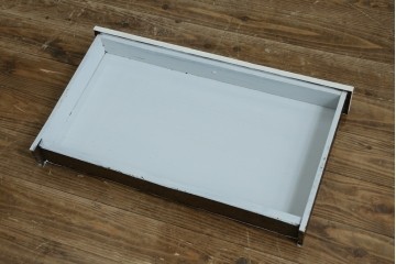 フランスアンティーク　ペイント　繊細なレリーフ彫刻が美しい三面ガラスの縦型キャビネット　(R-086901)