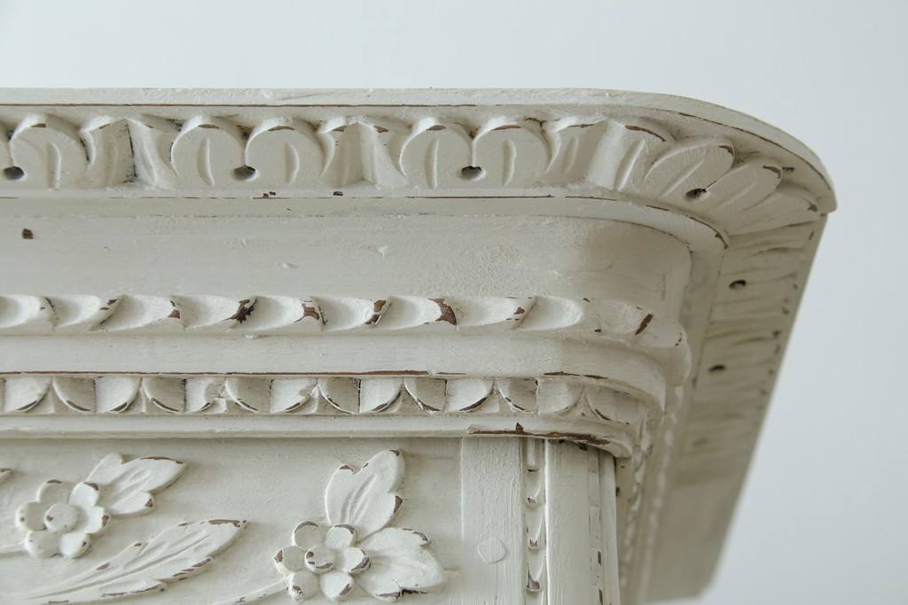 フランスアンティーク　ペイント　繊細なレリーフ彫刻が美しい三面ガラスの縦型キャビネット　(R-086901)