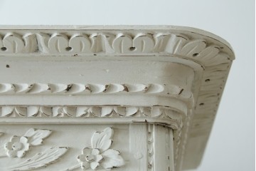 フランスアンティーク　ペイント　繊細なレリーフ彫刻が美しい三面ガラスの縦型キャビネット　(R-086901)