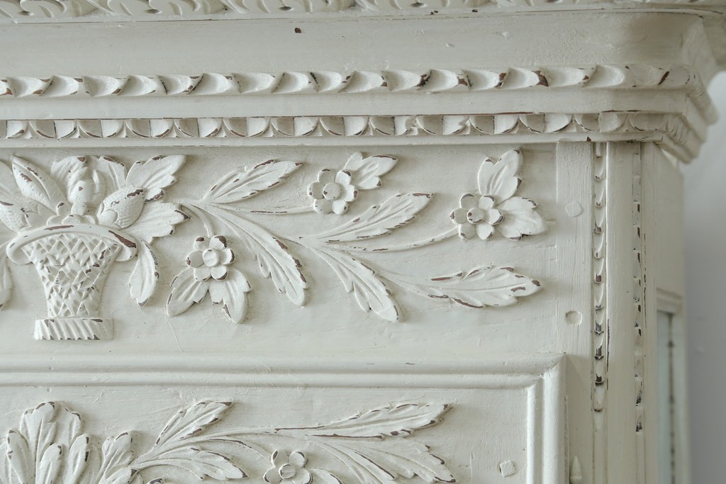 フランスアンティーク　ペイント　繊細なレリーフ彫刻が美しい三面ガラスの縦型キャビネット　(R-086901)