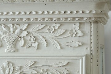 フランスアンティーク　ペイント　繊細なレリーフ彫刻が美しい三面ガラスの縦型キャビネット　(R-086901)