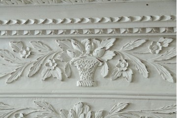 フランスアンティーク　ペイント　繊細なレリーフ彫刻が美しい三面ガラスの縦型キャビネット　(R-086901)