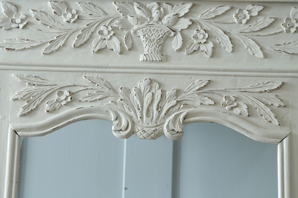 フランスアンティーク　ペイント　繊細なレリーフ彫刻が美しい三面ガラスの縦型キャビネット　(R-086901)