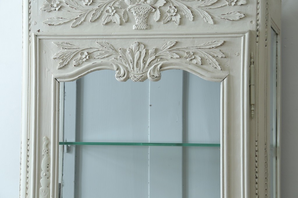 フランスアンティーク　ペイント　繊細なレリーフ彫刻が美しい三面ガラスの縦型キャビネット　(R-086901)