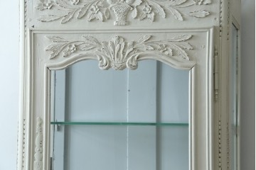 フランスアンティーク　ペイント　繊細なレリーフ彫刻が美しい三面ガラスの縦型キャビネット　(R-086901)