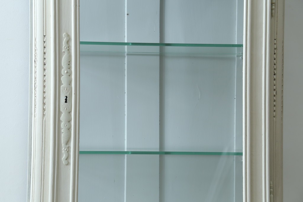 フランスアンティーク　ペイント　繊細なレリーフ彫刻が美しい三面ガラスの縦型キャビネット　(R-086901)