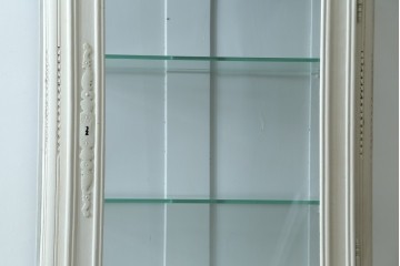 フランスアンティーク　ペイント　繊細なレリーフ彫刻が美しい三面ガラスの縦型キャビネット　(R-086901)