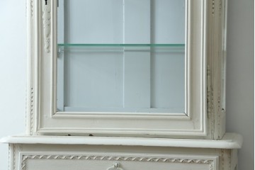 フランスアンティーク　ペイント　繊細なレリーフ彫刻が美しい三面ガラスの縦型キャビネット　(R-086901)