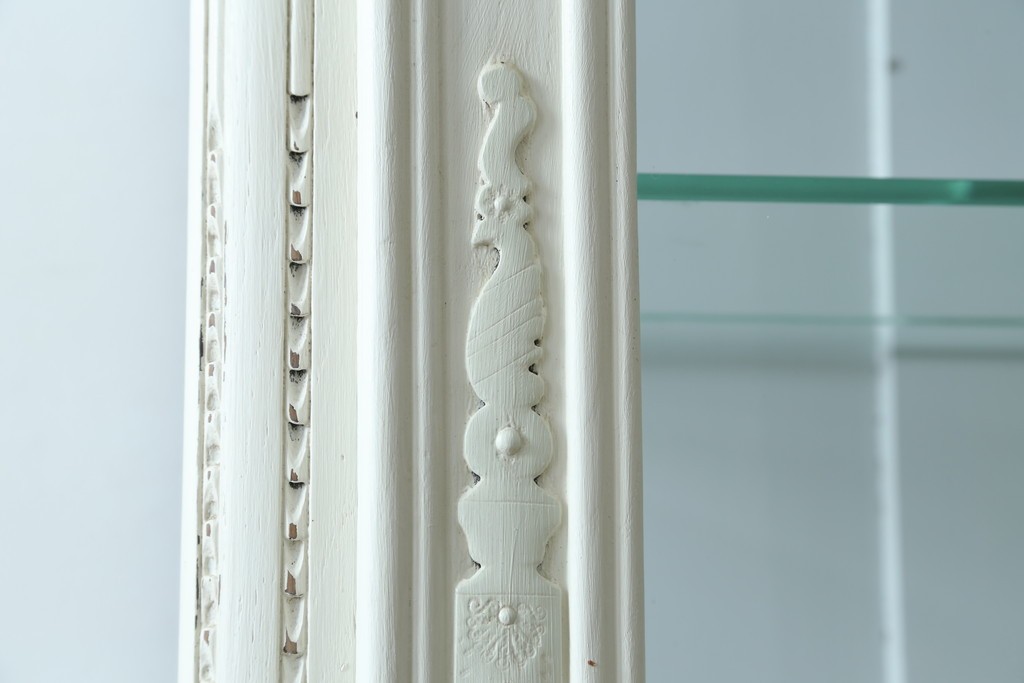 フランスアンティーク　ペイント　繊細なレリーフ彫刻が美しい三面ガラスの縦型キャビネット　(R-086901)