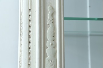 フランスアンティーク　ペイント　繊細なレリーフ彫刻が美しい三面ガラスの縦型キャビネット　(R-086901)