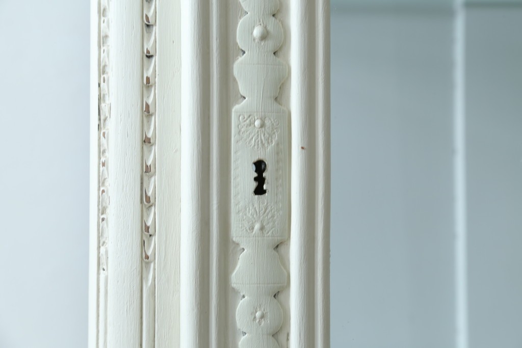 フランスアンティーク　ペイント　繊細なレリーフ彫刻が美しい三面ガラスの縦型キャビネット　(R-086901)