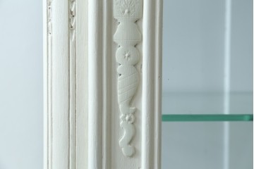 フランスアンティーク　ペイント　繊細なレリーフ彫刻が美しい三面ガラスの縦型キャビネット　(R-086901)