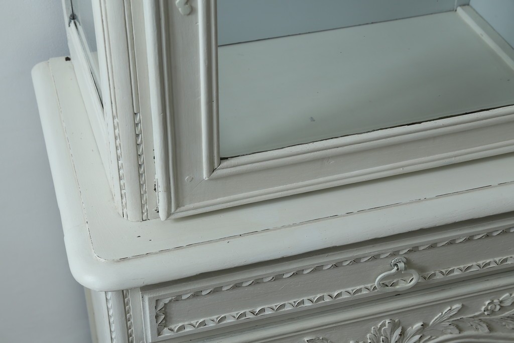 フランスアンティーク　ペイント　繊細なレリーフ彫刻が美しい三面ガラスの縦型キャビネット　(R-086901)