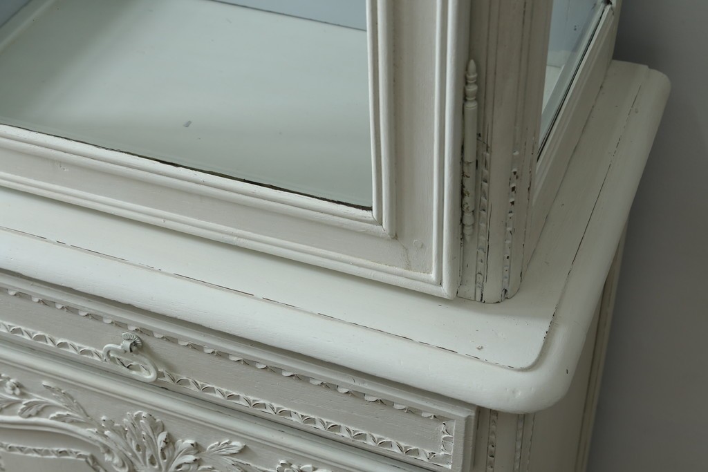 フランスアンティーク　ペイント　繊細なレリーフ彫刻が美しい三面ガラスの縦型キャビネット　(R-086901)