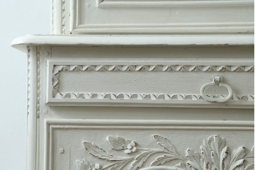 フランスアンティーク　ペイント　繊細なレリーフ彫刻が美しい三面ガラスの縦型キャビネット　(R-086901)