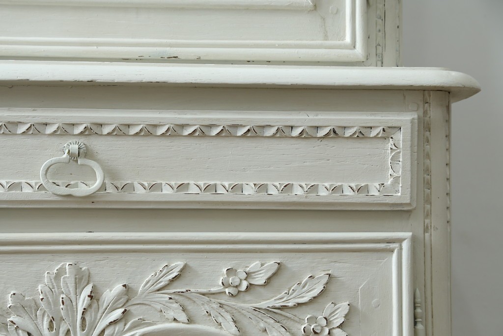 フランスアンティーク　ペイント　繊細なレリーフ彫刻が美しい三面ガラスの縦型キャビネット　(R-086901)