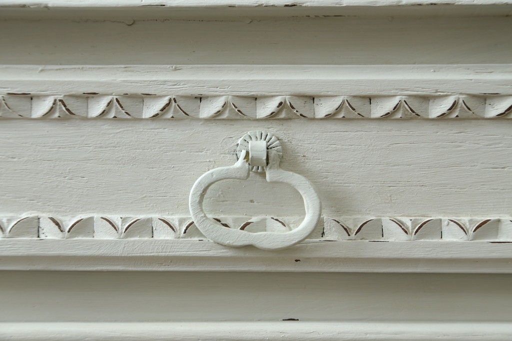 フランスアンティーク　ペイント　繊細なレリーフ彫刻が美しい三面ガラスの縦型キャビネット　(R-086901)