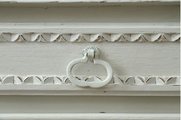 フランスアンティーク　ペイント　繊細なレリーフ彫刻が美しい三面ガラスの縦型キャビネット　(R-086901)