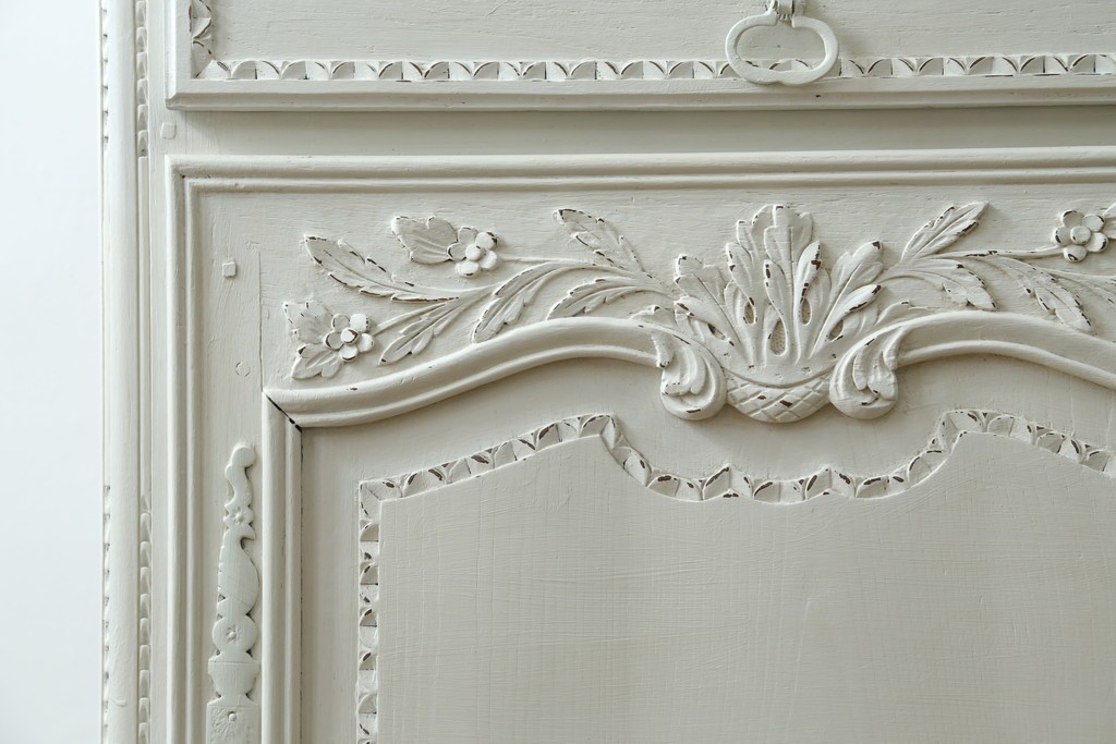 フランスアンティーク　ペイント　繊細なレリーフ彫刻が美しい三面ガラスの縦型キャビネット　(R-086901)