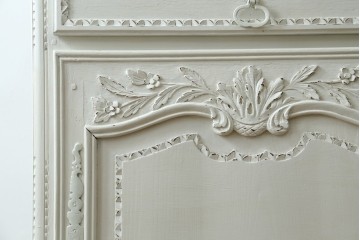 フランスアンティーク　ペイント　繊細なレリーフ彫刻が美しい三面ガラスの縦型キャビネット　(R-086901)