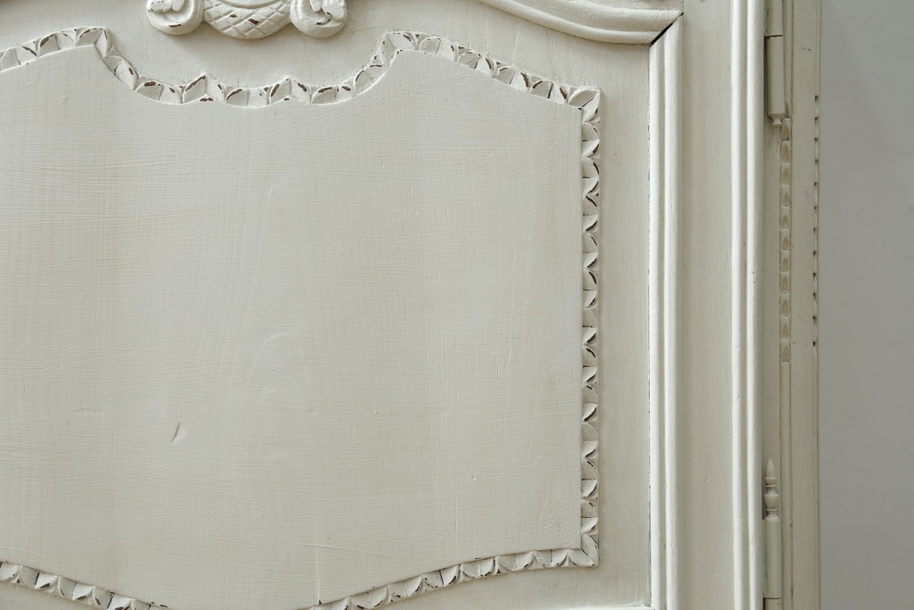 フランスアンティーク　ペイント　繊細なレリーフ彫刻が美しい三面ガラスの縦型キャビネット　(R-086901)