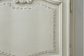 フランスアンティーク　ペイント　繊細なレリーフ彫刻が美しい三面ガラスの縦型キャビネット　(R-086901)