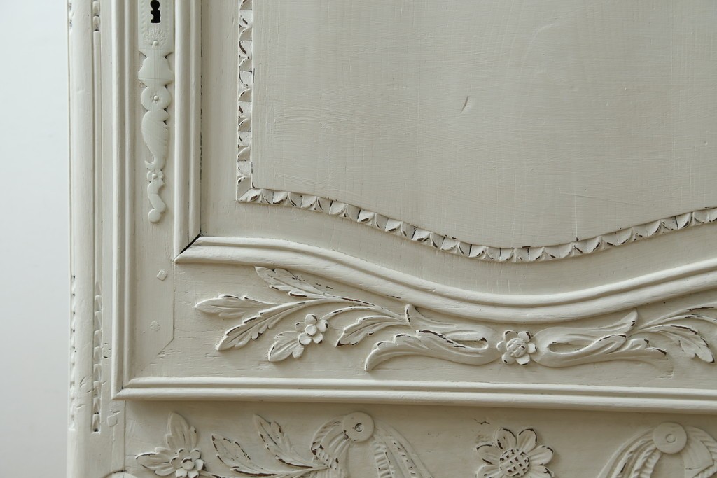 フランスアンティーク　ペイント　繊細なレリーフ彫刻が美しい三面ガラスの縦型キャビネット　(R-086901)