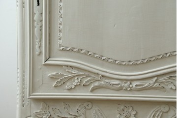 フランスアンティーク　ペイント　繊細なレリーフ彫刻が美しい三面ガラスの縦型キャビネット　(R-086901)