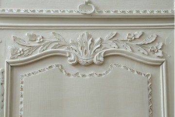 フランスアンティーク　ペイント　繊細なレリーフ彫刻が美しい三面ガラスの縦型キャビネット　(R-086901)