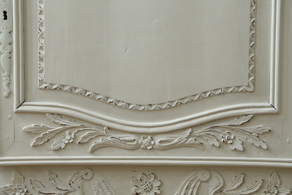 フランスアンティーク　ペイント　繊細なレリーフ彫刻が美しい三面ガラスの縦型キャビネット　(R-086901)