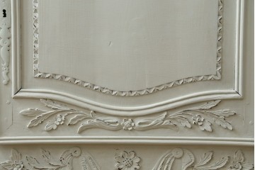 フランスアンティーク　ペイント　繊細なレリーフ彫刻が美しい三面ガラスの縦型キャビネット　(R-086901)