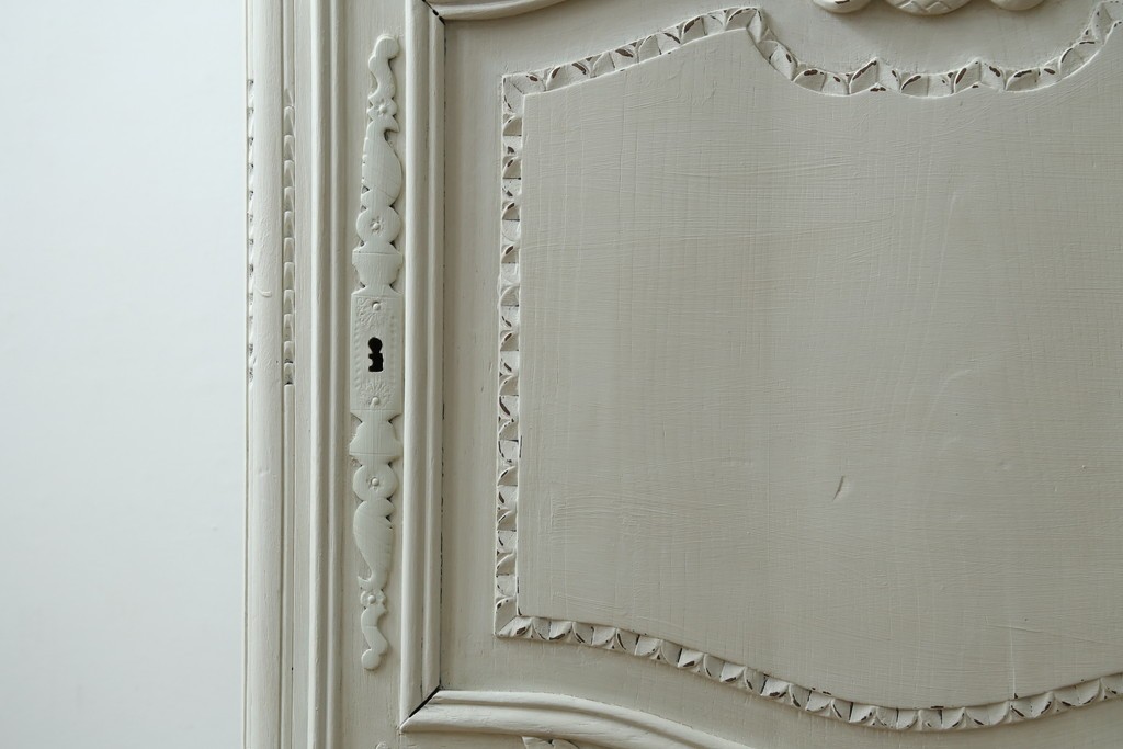 フランスアンティーク　ペイント　繊細なレリーフ彫刻が美しい三面ガラスの縦型キャビネット　(R-086901)