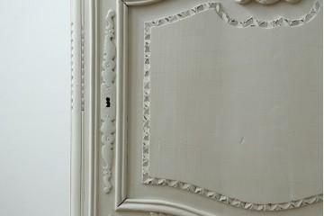 フランスアンティーク　ペイント　繊細なレリーフ彫刻が美しい三面ガラスの縦型キャビネット　(R-086901)