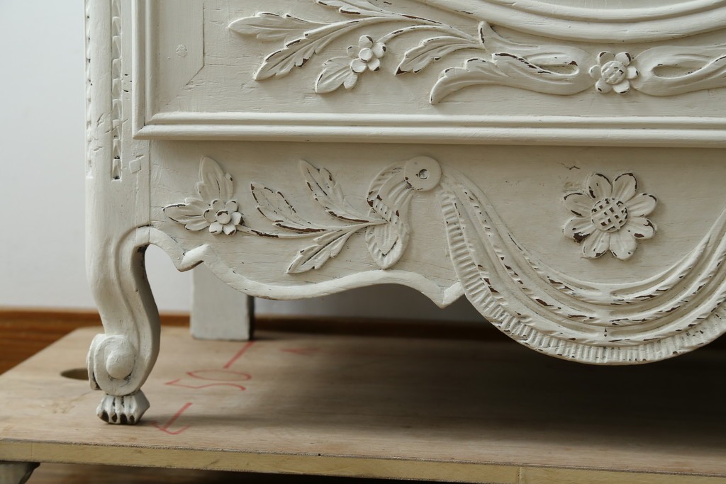 フランスアンティーク　ペイント　繊細なレリーフ彫刻が美しい三面ガラスの縦型キャビネット　(R-086901)