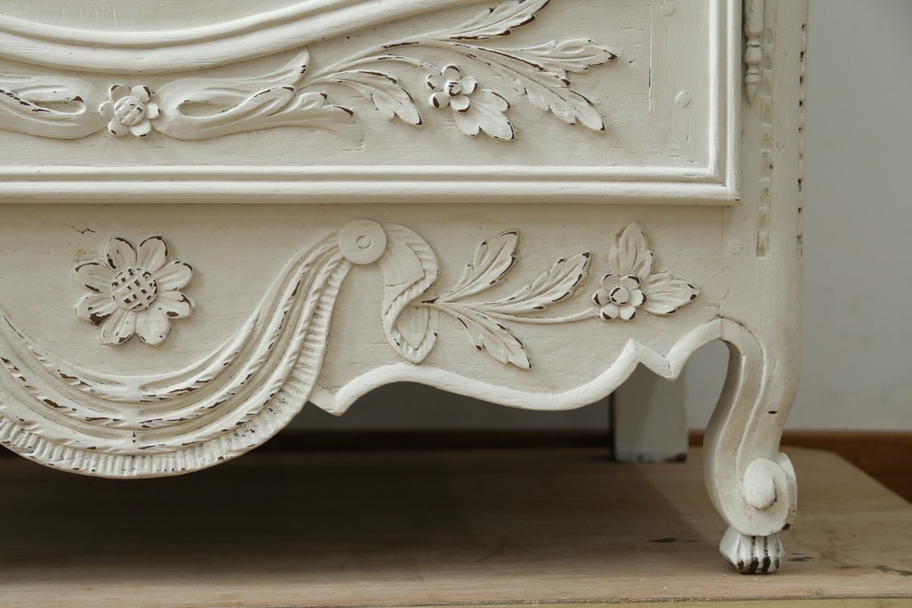 フランスアンティーク　ペイント　繊細なレリーフ彫刻が美しい三面ガラスの縦型キャビネット　(R-086901)